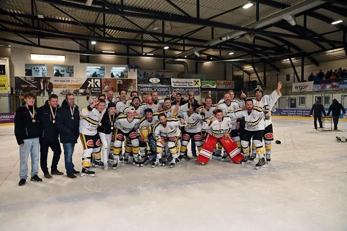 Eishockey, 2024- 02-17,  Carinthian Team weiss /gelb  -Köttern blau rot
im Bild:  Carinthian Meister
Foto:Hermann Sobe 