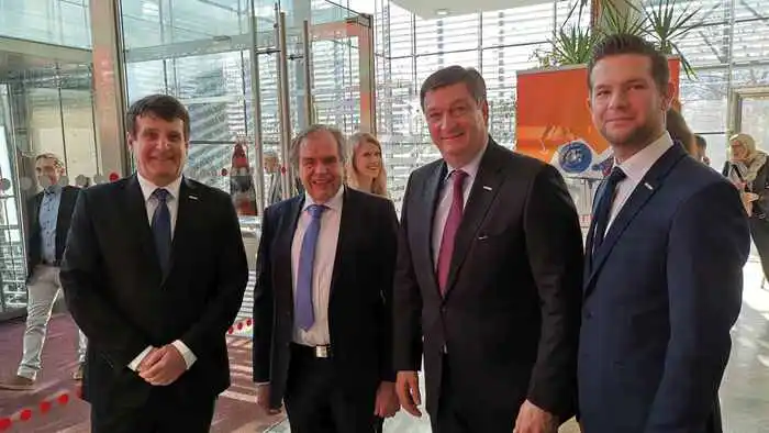 Gerhard Oswald, Edwin Storfer, WK-Kärnten-Präsident Jürgen Mandl und der neue Bezirksstellenleiter Ewald Luxbacher begrüßten am Eingang die Gäste.