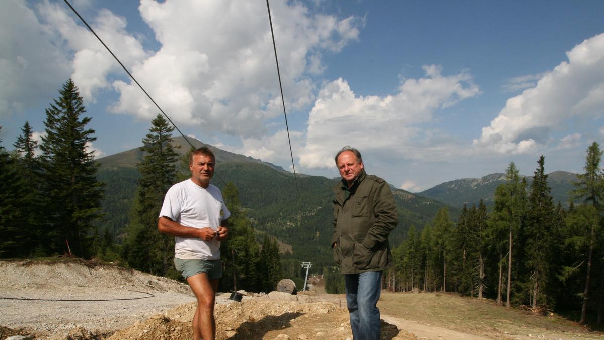 Polier Peter Kursch und Bürgermeister Hans Fugger (von links) bei der Errichtung des neuen Fürstenhüttenlifts 2009 auf der Flattnitz