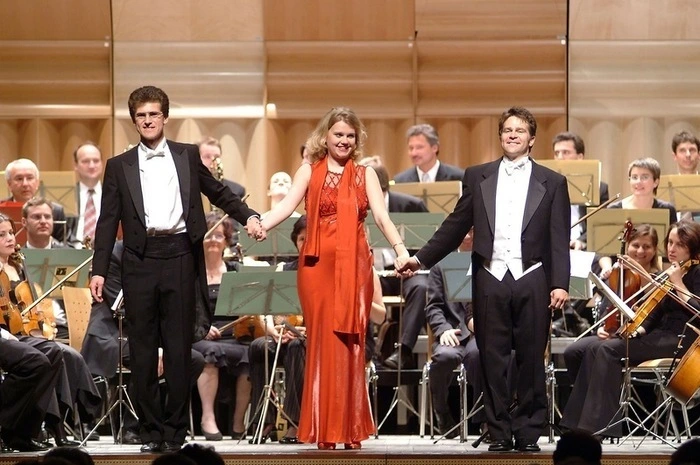 Schabl 2004 mit den beiden Gesangssolisten der Grazer Oper: Margarete Kobuca und Marlin Miller.