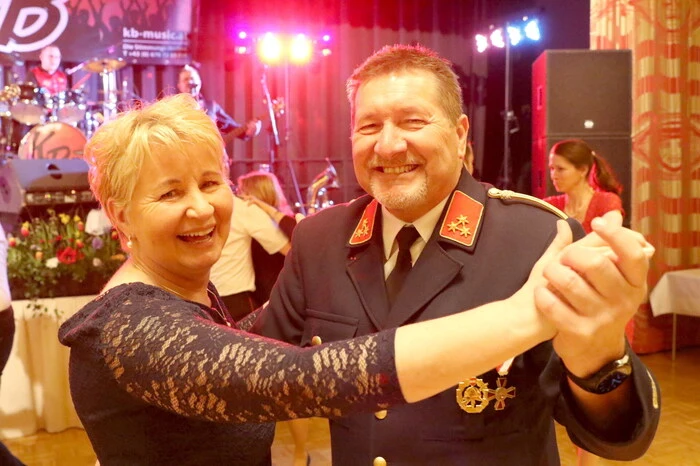Und nicht nur die Blauröcke waren am Samstagabend in ihren schmucken Uniformen aufmarschiert, um sich zu unterhalten oder ein Tänzchen zu wagen. 