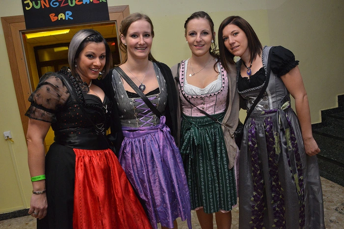 Vier Mädchen aus Rosegg kamen zum Hausball nach Gödersdorf.