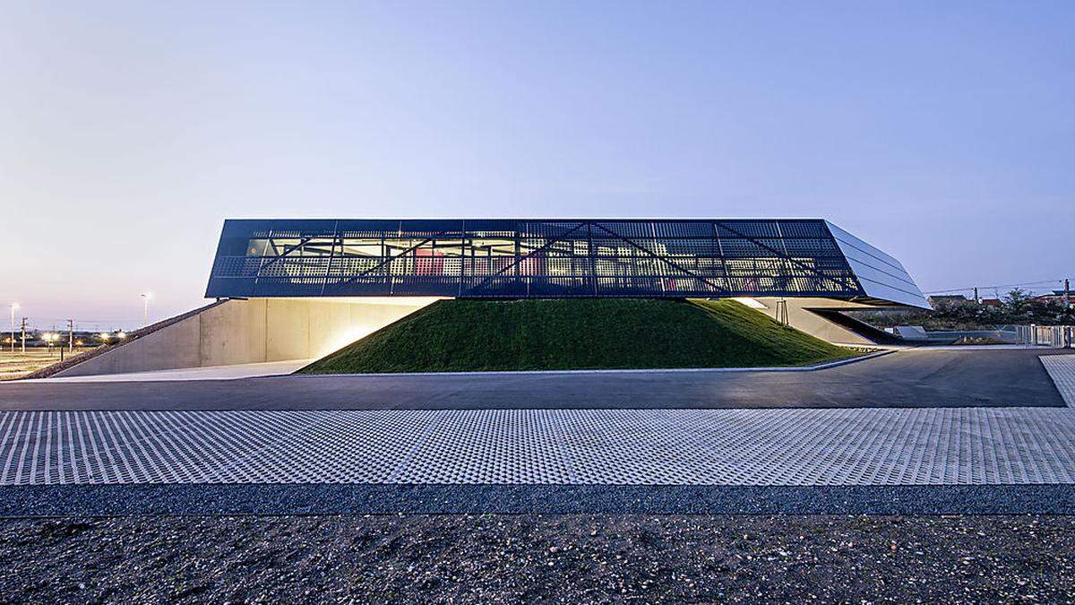 Moderne Architektur mit einem ausgefeilten energetischen Gesamtkonzept:das Bürogebäude der Püspök-Gruppe in Parndorf