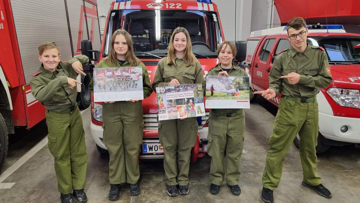 Präsentieren ihren Kalender: Maximilian Kainz, Elena Streit, Romy Gönitzer, Bettina Buchbauer-Fontano, Felix Klingseis (von links)