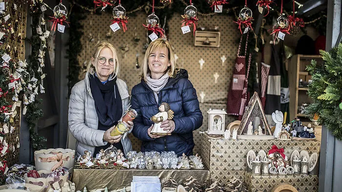 Melitta Tschinder (rechts) mit Kundin Adele Just am Stand des Heimatwerks