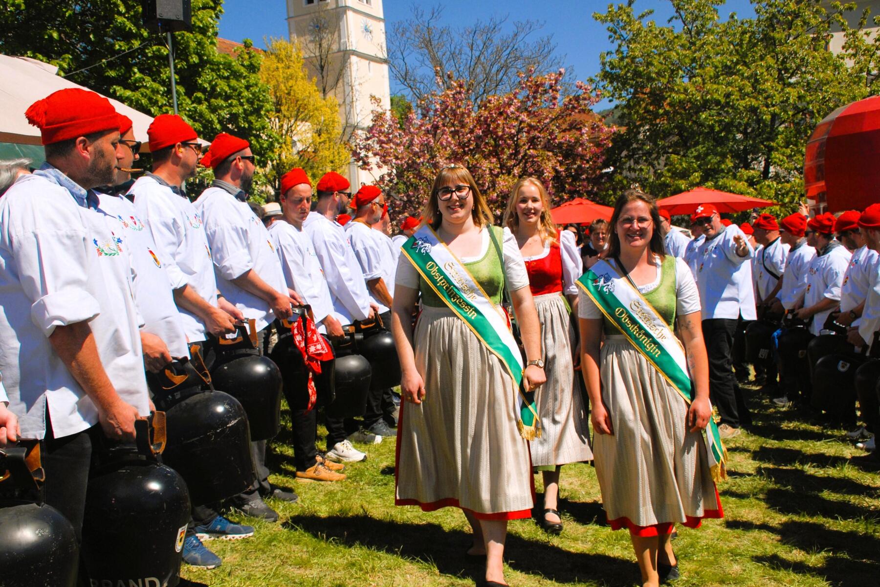 Apfelblütenfest in Puch: 4000 Gäste bejubelten die zwei neuen Obsthoheiten