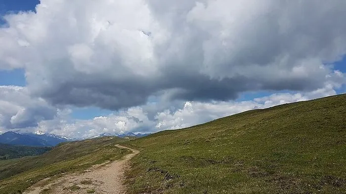 Wolkenfelder und Sonne wechseln sich ab