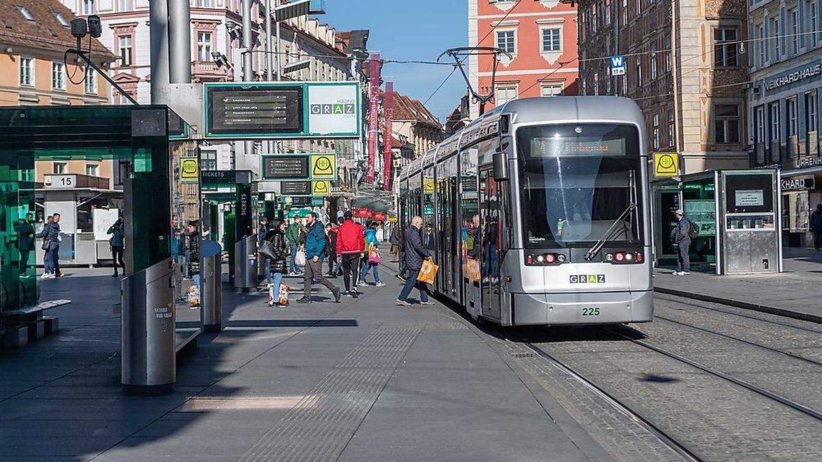 Seit Beginn der Ausgangsbeschränkungen fahren die Öffis in Graz deutlich seltener und es werden auch keine Tickets kontrolliert