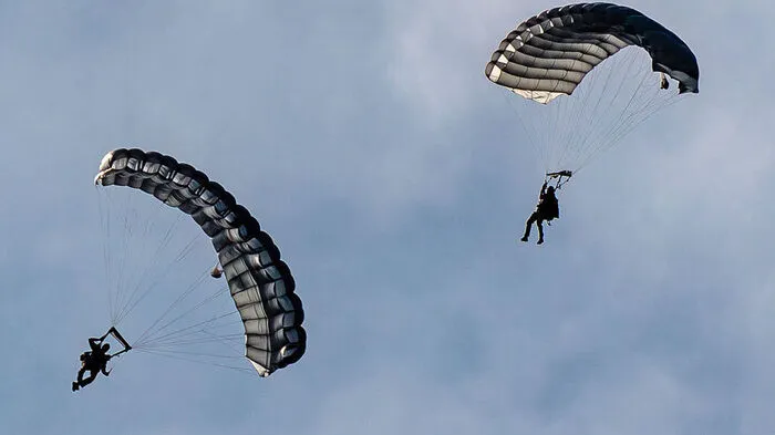 Könnte sein, dass übende Soldaten auch von oben in den Bezirk kommen