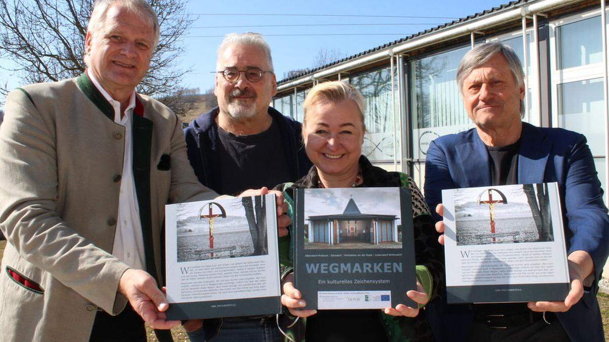 Projektleiter und Vizebürgermeister Peter Moser, Autor Martin Krusche, Leader-Geschäftsführerin Iris Absenger-Helmli und Fotograf Richard Mayr