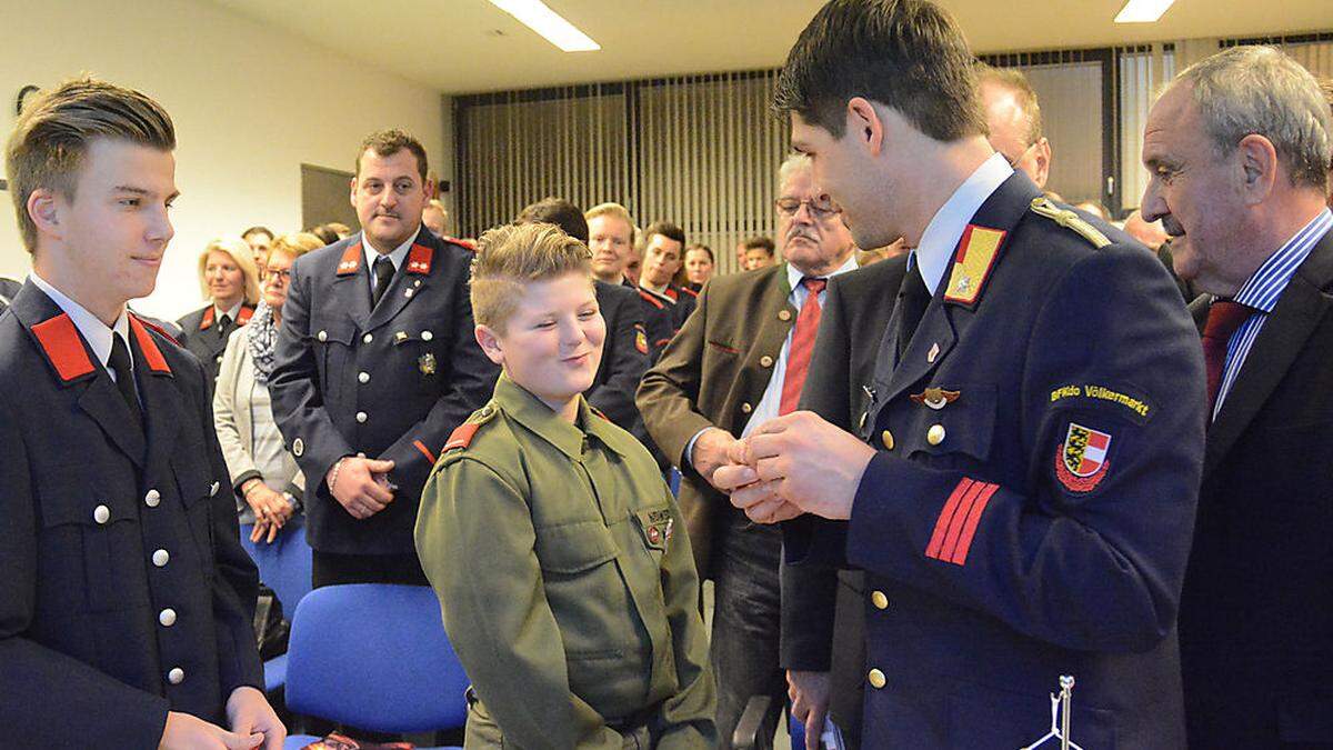 Für Nachwuchs ist gesorgt: Rene Nedwed (Mitte) wurde von Kommandant Ikanovic als Jugendfeuerwehrmitglied angelobt