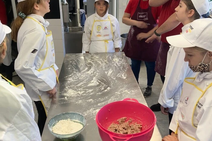 Teig, Fülle wurden selbst gemacht, auch gekrendelt haben die Kinder selbst.