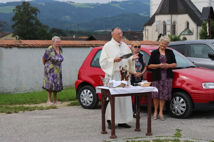 Pastoralassistent Christian Smolle nahm anschließend an die Sonntagsmesse die Fahrzeugsegnung in St. Marein vor.