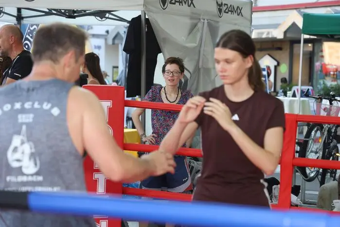 Wagemutige konnten sich sogar bei einem Boxkampf messen, ...