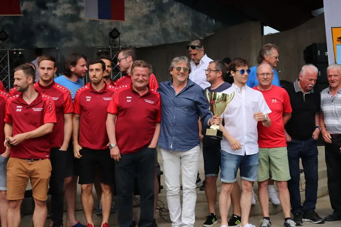 Besonders geehrt wurden die aktiven Fußballer von Obmann Adolf Blümel, die den Aufstieg in die Oberliga des Steirischen Fußballverbandes schafften, sowie die Handballer der HSG Bärnbach/Köflach, die das Play-Off gewannen und in die höchste Spielklasse aufstiegen. Gerhard Langmann, Obmann der HSG, präsentierte dort auch gleich die Meistertrophäe. Im Anschluss wurde bis in die Abendstunden über so manche Schmankerln und Episoden geplaudert.