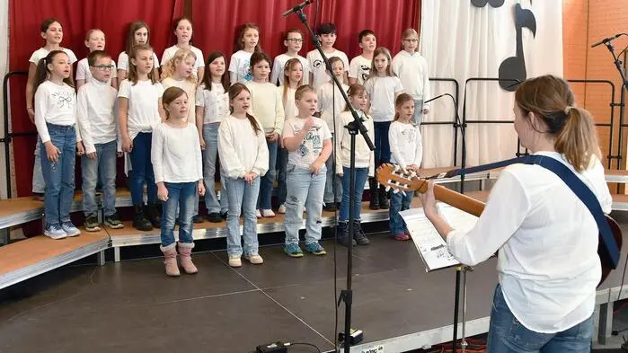 Der Turnsaal der Mittelschule Weißkirchen wurde am Donnerstag zur Konzertbühne. Sechs Schülerchöre aus dem Bezirk Murtal gestalteten das diesjährige Bezirkssingen und präsentierten mit Begeisterung, was sie in den vergangenen Wochen gemeinsam mit ihren Chorleitern erarbeitet hatten. Hier zu sehen: Der Chor der VS Obdach