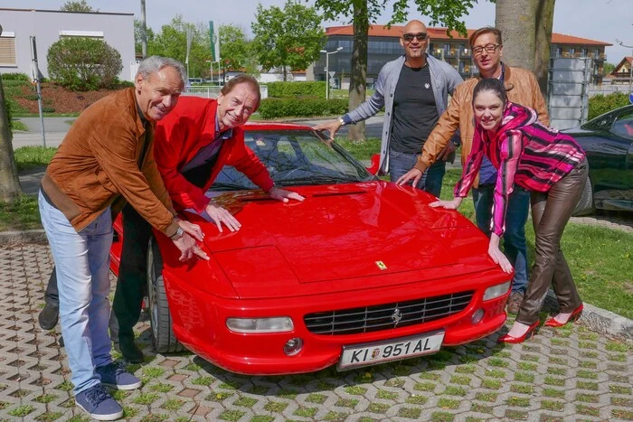Nehmen Aufstellung: Fußballlegende Franz Hasil, Kasper, Model Cyril Radhler, ATV-Star Manfred "Chicken Charly" Anders, Kreuzer