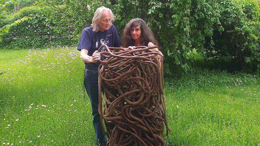 Norbert Kaltenhofer und Margot Fassler im Garten ihres Ateliers