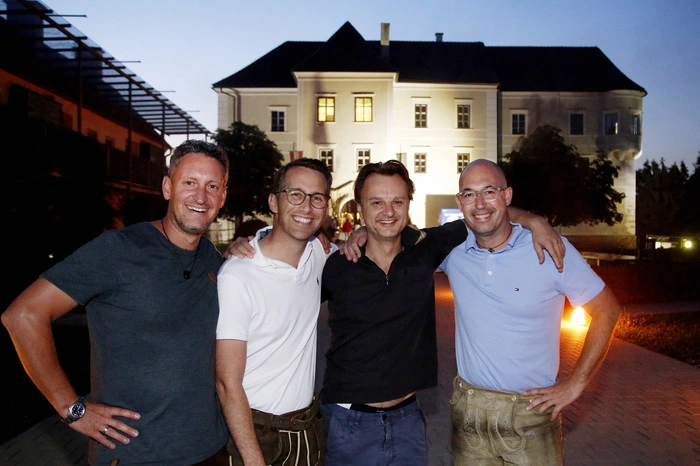 ...Bürgermeister Gregor Löffler und Thermenchef Philip Borckenstein-Quirini begrüßen.