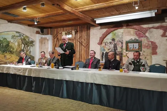 Die Neuwahl des Vorstandes brachte folgendes Ergebnis: Bezirksobmann bleibt Wolfgang Seidl, sein Stellvertreter ist Hubert Reumüller. Bezirkskapellmeister bleibt Wilfried Klade mit Stellvertreterin Sarah Reumüller. Bezirksstabführer ist Josef Boyer mit Stellvertreter Martin Mitteregger. Die Funktion der Jugendreferentin übernimmt Elisabeth Hartensteier, ihr Stellvertreter ist Sebastian Gruber. Bezirksschriftführer ist Philipp Winkler mit Stellvertreterin Elke Grasser. Für die Finanzen zeichnet Kassier Bruno Wiry verantwortlich, unterstützt von Michaela Kokalj. EDV-Referent bleibt Wolfgang Bachmayer, seine Stellvertreterin ist Carolin Büsel.