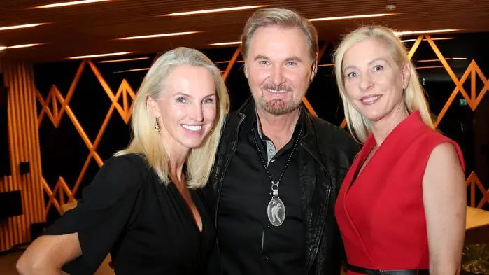 Nik P. mit seiner Karin und Simone Ronacher im Thermal Spa Hotel Das Ronacher