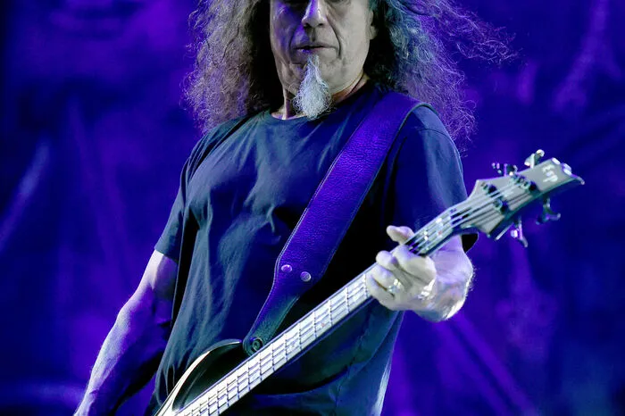Sänger und Bassist Tom Araya von der Band 'Slayer' während eines Konzertes auf der 'Red Stage'