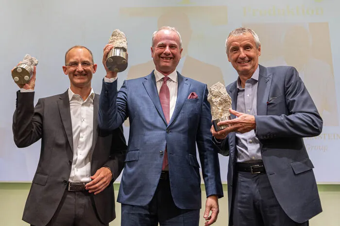 Platz zwei in der Kategorie Produktion ging an Martin Bartenstein (r.) und die Bartenstein-Gruppe. Es ist bereits der zweite Preis für das Unternehmen. Auch Ilse Bartenstein hat bereits einen der "Dachstein-Felsen". Ähnlich ergeht es Robert Assl-Pildner-Steinburg (l.) von der GAW Beteiligungs GmbH, dessen Schwiegervater Jochen Pildner-Steinburg auch schon mit diesem Preis geehrt wurden.