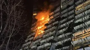 ABD0018_20251227 - WIEN - ÖSTERREICH: ++ HANDOUT ++ ZU APA0063 VOM 27.12.2025 - Ein Zimmerbrand im neunten Stock in Alterlaa in Wien-Liesing hat am Freitagabend auf mehrere Balkone übergegriffen. Eine Pensionistin konnte nur mehr tot geborgen werden. Im Bild: Einsatzkräfte der Feurewerhr der Stadt Wien bei der Brandlöschung in der Nacht auf Samstag, 27.Dezember 2025. - FOTO: APA/STADT WIEN | FEUERWEHR - ++ WIR WEISEN AUSDRÜCKLICH DARAUF HIN, DASS EINE VERWENDUNG DES BILDES AUS MEDIEN- UND/ODER URHEBERRECHTLICHEN GRÜNDEN AUSSCHLIESSLICH IM ZUSAMMENHANG MIT DEM ANGEFÜHRTEN ZWECK UND REDAKTIONELL ERFOLGEN DARF - VOLLSTÄNDIGE COPYRIGHTNENNUNG VERPFLICHTEND ++