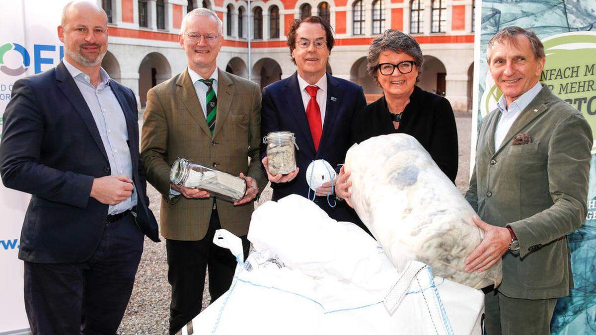 &quot;Aufklärung über Deponien&quot;: Thomas Kasper (Sachverständiger für Abbruch und Recycling), Roland Pomberger (Montanuni Leoben), Hans Roth (Verband Österreichischer Entsorgungsbetriebe), Daniela Müller-Mezin (Fachverband steirische Entsorger) und Johann Hierzer (Fachverband Bauindustrie)