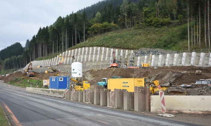 Sicherung eines Hanganschnitts im Straßenbau