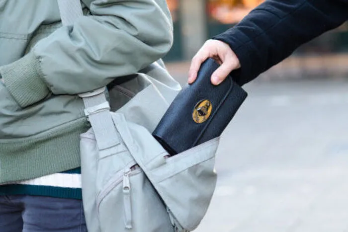 Top 9: Unter dem Vorwand eines Spendenaufrufs locken junge Frauen derzeit im Bezirk Voitsberg den Menschen das Geld aus der Tasche.