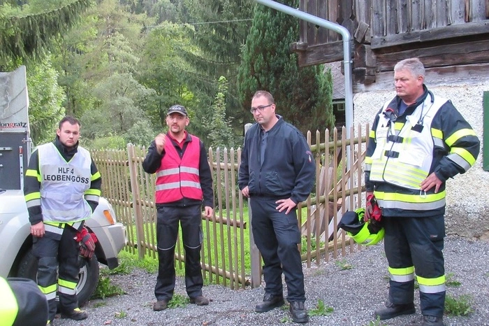 Zeitgleich kamen zwei Atemschutzgeräte-Trupps zum Einsatz. Aus dem brennenden und verrauchten dunklen Stall mussten sie die Pferde befreien. Hierbei konnten die Einsatzkräfte auf die bei vorigen Übungen erworbene Erfahrung im Umgang mit Pferden zurückgreifen. Innerhalb kürzester Zeit konnten die Pferde beruhigt und in Sicherheit gebracht werden.