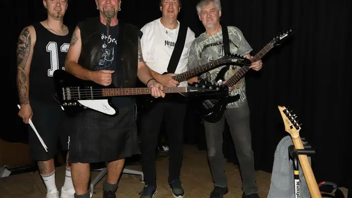 Am Samstag rockte „Blackroses“ mit Martin Brandl (Gitarre), Georg Rossmann (Schlagzeug), Sieghard Hatberger (Gesang und Bass) und Christian Schranz (Gitarre).