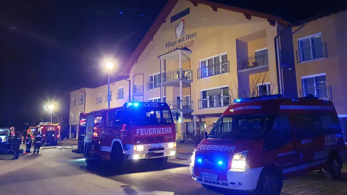 Die Feuerwehr Peggau forderte am 10. Februar 2019 um 00.10 Uhr mehrere Feuerwehren zur Unterstützung bei einem Zimmerbrand ...