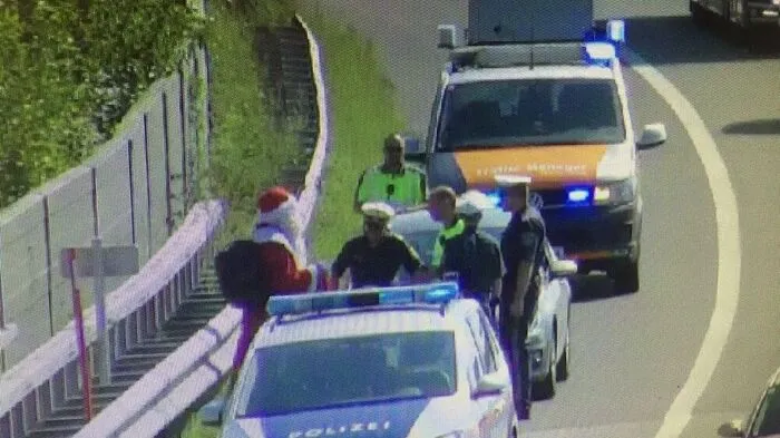 Ein als Weihnachtsmann verkleideter Radfahrer hat sich auf die A4 verirrt 