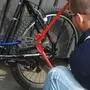 Ein Fahrradschloss wird aufgeknackt