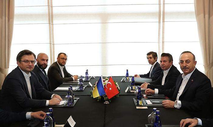 Die ukrainische und die türkische Delegation 