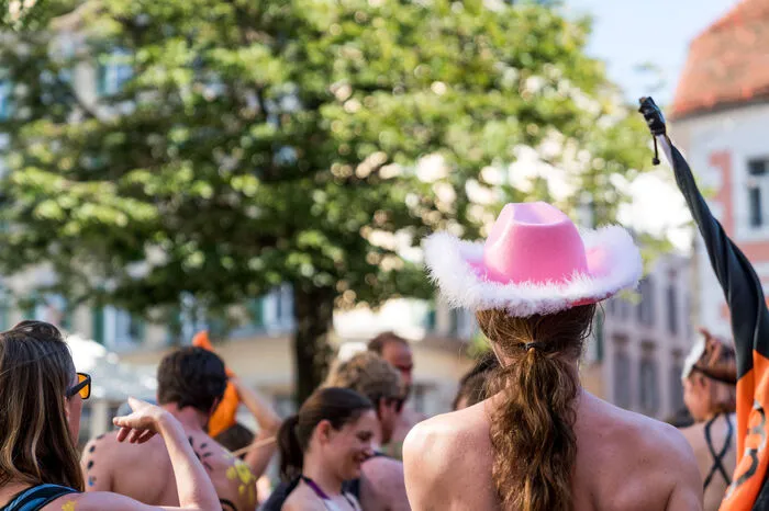 In Badehose, Bikini, aber auch ganz nackt fuhr man am Freitag durch Graz.