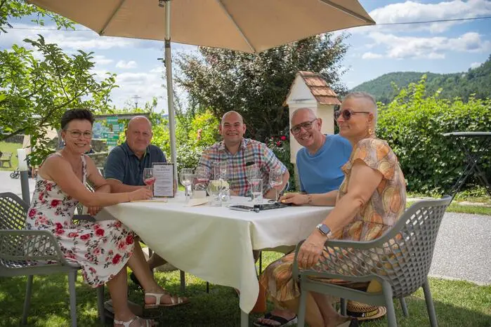 Die Besucherinnen und Besucher erwartet ein genussvoller Vormittag mit Frühstück im Grünen, musikalischer Begleitung ...