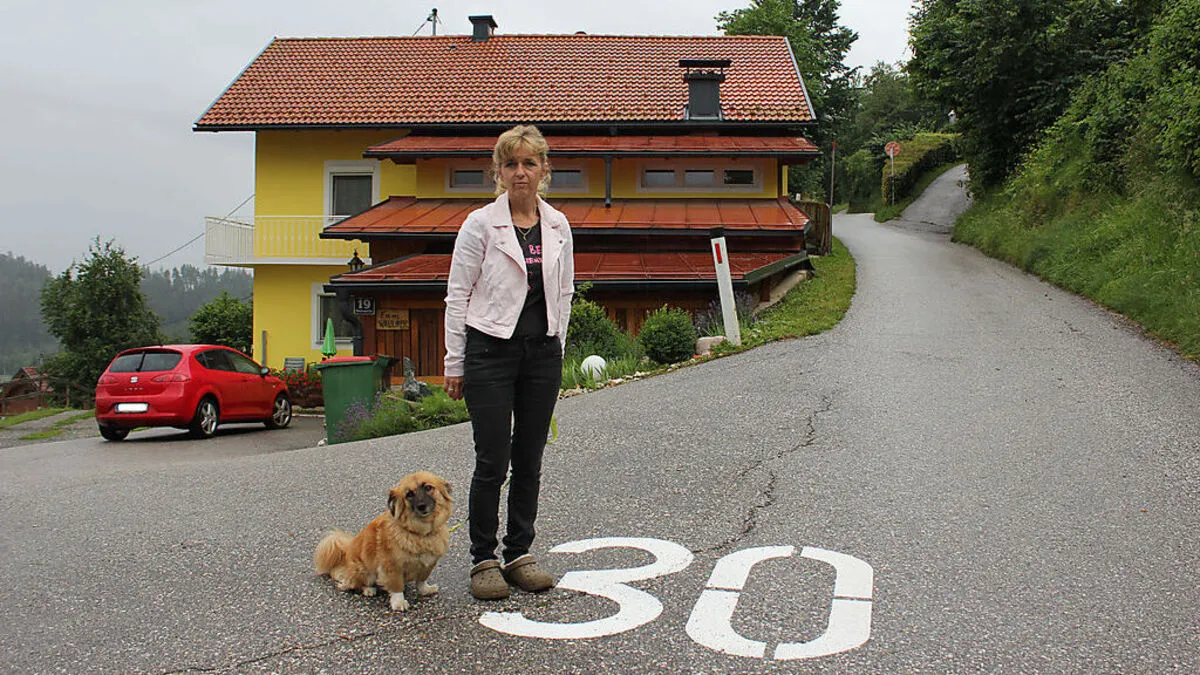 Rosalinde Wallner mit Hund Lilly, die froh wäre, wenn man in der Weinbergstraße langsamer fahren würde 