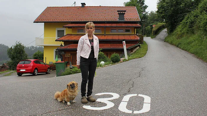 Rosalinde Wallner mit Hund Lilly, die froh wäre, wenn man in der Weinbergstraße langsamer fahren würde