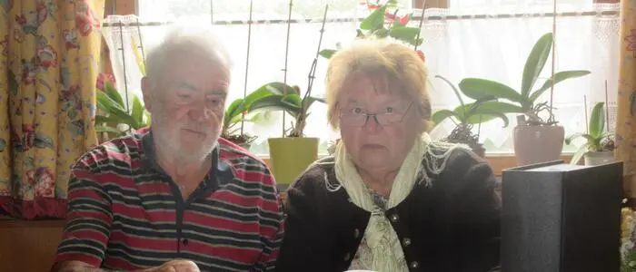 Hermine Grabenhofer und ihr Mann Hubert mit der umfangreichen Grabenhofer-Chronik