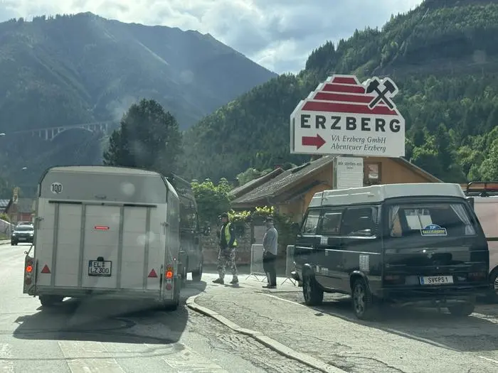 Bei der Einfahrt zum Red Bull Erzbergrodeo-Gelände bei der Abzweigung zum Abenteuer Erzberg sorgen die Ordner für geregeltes Einfahren