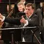 PROBE - Neujahrskonzert der Wiener Philharmoniker 2024 - - Der deutsche Dirigent Christian Thielemann dirigiert am 1.1.2024, zum zweiten Mal nach 2019, das Neujahrskonzert der Wiener Philharmoniker im Großen Musikvereinssaal. Er zählt zu den philharmonischen Dirigenten, die dem Orchester besonders nahestehen. Gerade mit Thielemann das ‚Brucknerjahr' zum 200. Geburtstag des oberösterreichischen Komponisten einzuläuten, war dem Philharmonischen Vorstand ein besonderes Anliegen. Erstmals wird daher beim Neujahrskonzert - neben der üblichen Strauss-Walzerseligkeit - auch eine Komposition von Anton Bruckner zu hören sein. Bruckner dominiert auch die vom ORF gestaltete Konzertpause mit einem Film von Felix Breisach, der die Lebenswelten des Komponisten zwischen Ansfelden, Linz und Wien unter Mitwirkung zweier pfiffiger Sängerknaben aus St. Florian nachzeichnet. Für das Ballett wurden wieder Schauplätze gefunden, die vorher noch nie in der Übertragung zu sehen waren - Bad Ischl und die Kaiservilla weisen auf die baldige europäische Kulturhauptstadt in der Region hin, die Rosenburg im nördlichen Waldviertel ist der imposante Schauplatz für den zweiten getanzten Walzer. Davide Bombana kreierte die zwei Tanzeinlagen zur Musik von Johann Strauss Sohn und Carl M. Ziehrer mit Solistinnen und Solisten des Wiener Staatsballetts, die kostbaren Kostüme stammen erstmals von der österreichischen Modeschöpferin Susanne Bisovsky. Im Bild: Neujahrskonzert der Wiener Philharmoniker unter der Leitung von Maestro Christian Thielemann aus dem Wiener Musikverein. - SENDUNG: ORF2 - MO - 01.01.2024 - 11:15 Uhr - Copyright: ORF/Roman Zach-Kiesling - Veröffentlichung honorarfrei nur für redaktionelle Berichterstattung in Sendungszusammenhang und mit Copyrightangabe. Kontakt: orf@info.at