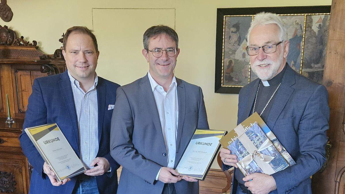 Bischof Marketz dankt den Brüdern Andreas und Heinz Ellersdorfer (von links) für die Schenkung des Fotoarchivs