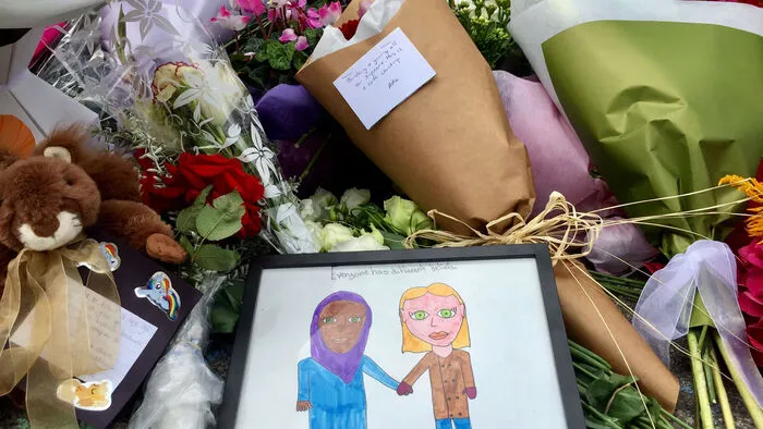 Nach dem Terrorangriff mit mindestens 49 Toten in der Stadt Christchurch herrscht Entsetzen, Schock und Trauer in Neuseeland. Menschen zeigten jedoch weltweit ihr Beileid und ihre Solidarität mit den Opfern und legten vor Moscheen Blumen und Beileidsbekundungen nieder. Auch der Eifelturm in Paris trug Trauer.