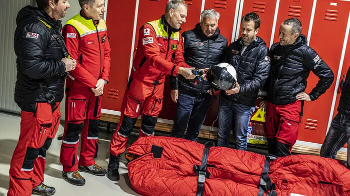 Die ARA-Crew: Windenoperator Christian Zöbl, PilotMichael Kröll, Ausbildner Volker Schreiber, technischer Leiter Hubert Putz, Geschäftsführer Thomas Jank und Flugretter Wolfgang Schulzer (von links)
