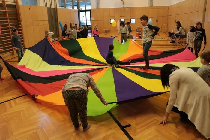 Im Turnsaal gab es eine Kinderdisco und ein buntes Kinderprogramm.