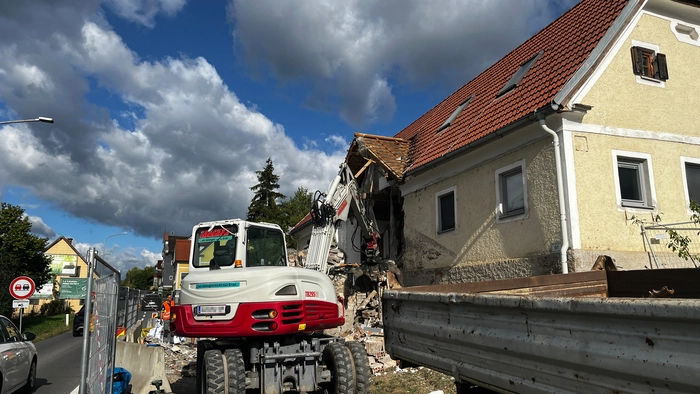 Die Unfallstelle an der B65 in Brodersdorf bei Eggersdorf. Teile des Mehrparteienhauses werden nach dem Unfall abgerissen