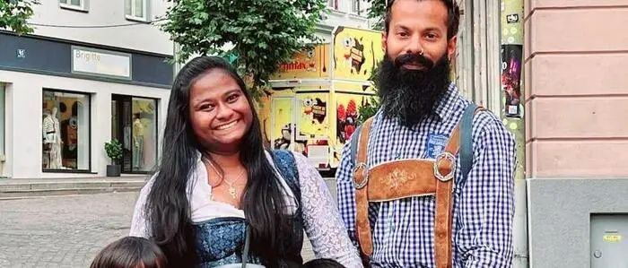 Greeni Kandathiparambil Sebastian und Lijoy George Vadassery mit ihren beiden Söhnen